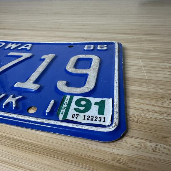 Vintage 1986 Iowa License Plate Black Hawk County Blue LPC 719 Embossed Metal - Picture 5 of 7